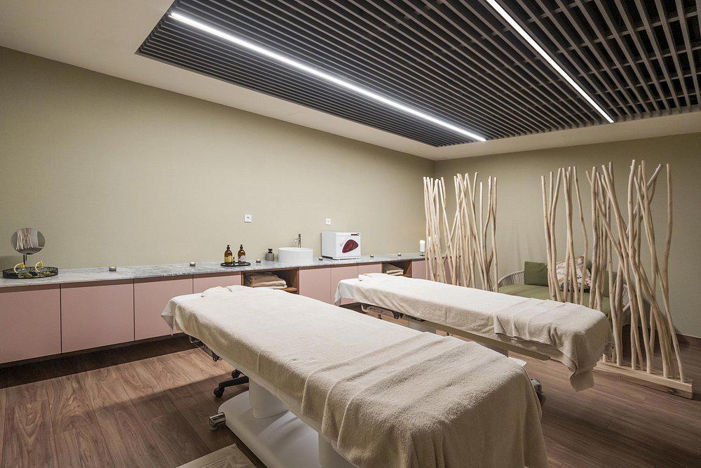 Curio Collection by Hilton Cenica Porto Hotel